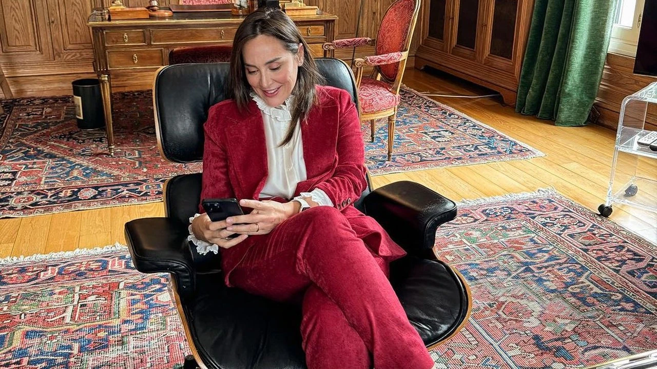 El traje de pana que adora nuestro padre es el que Tamara Falcó lleva en rojo y con la blusa más romántica