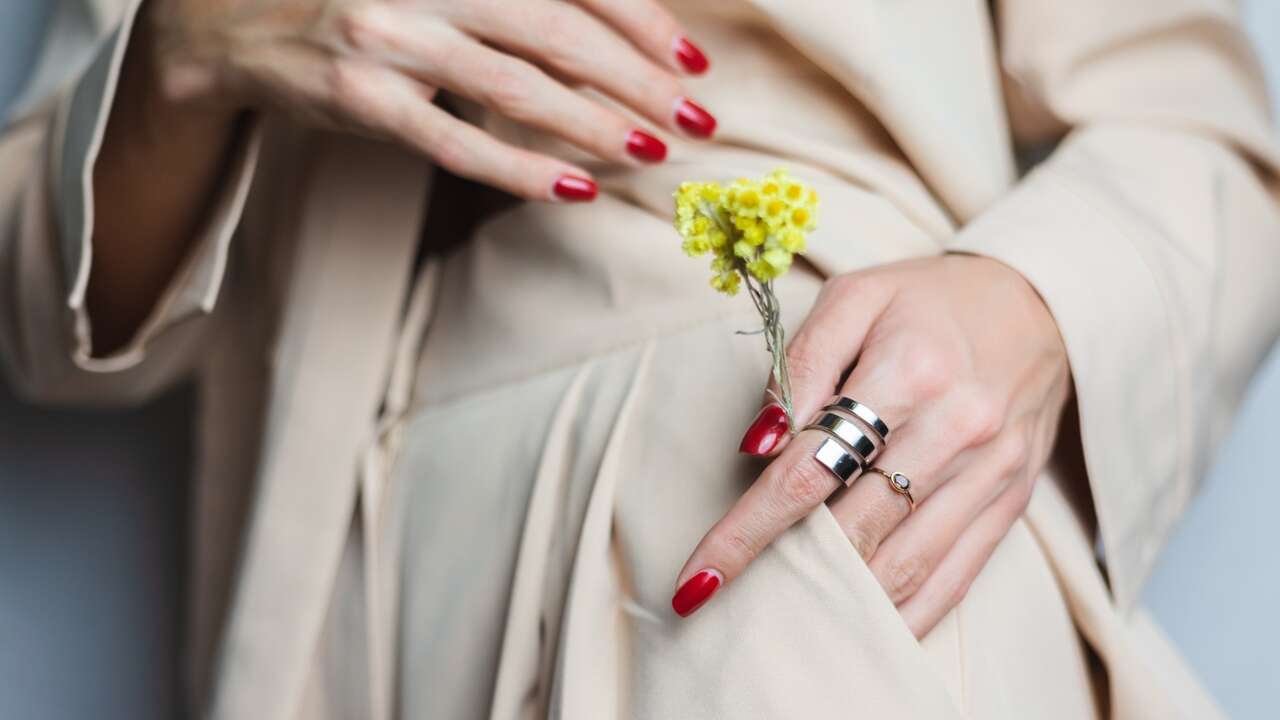 Qué rojo de uñas te favorece más según una estilista