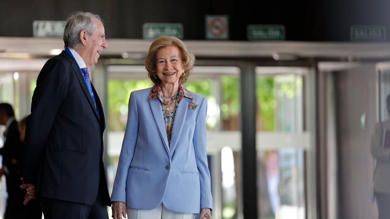 La Reina Sofia se viste de azul bebé y blanco (con su toque hippie) para un acto en Ourense