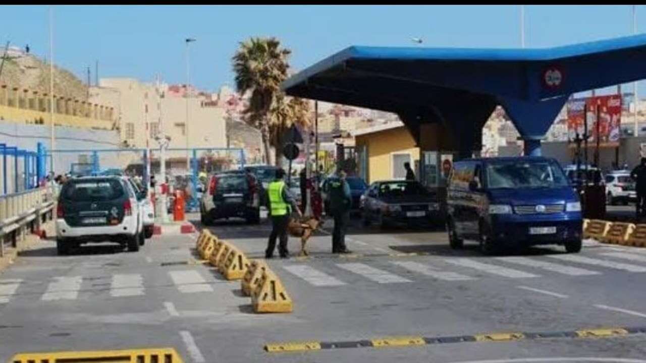 Marroquíes se quejan de las largas colas para pasar la frontera de Melilla, con esperas de hasta 10 horas