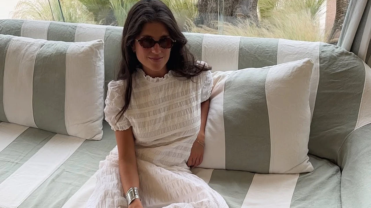 Vestidos midi cómodos y estilosos que te llevan de la oficina al terraceo sin esfuerzo