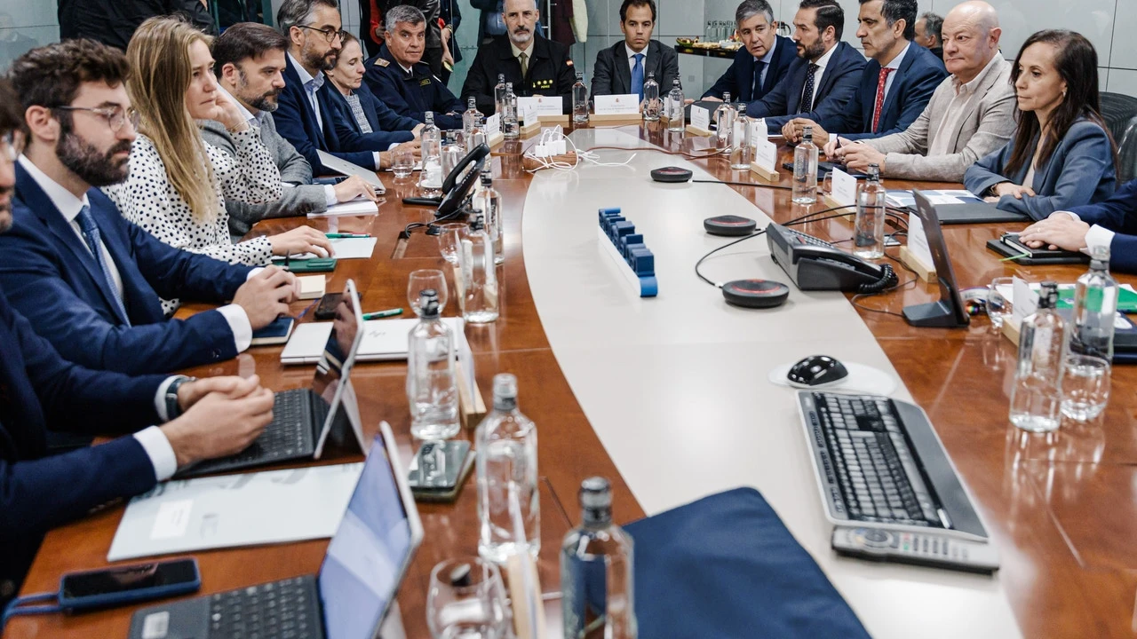 El Gobierno pone en marcha dos grupos para analizar por separado el error técnico y el ciberataque como causas