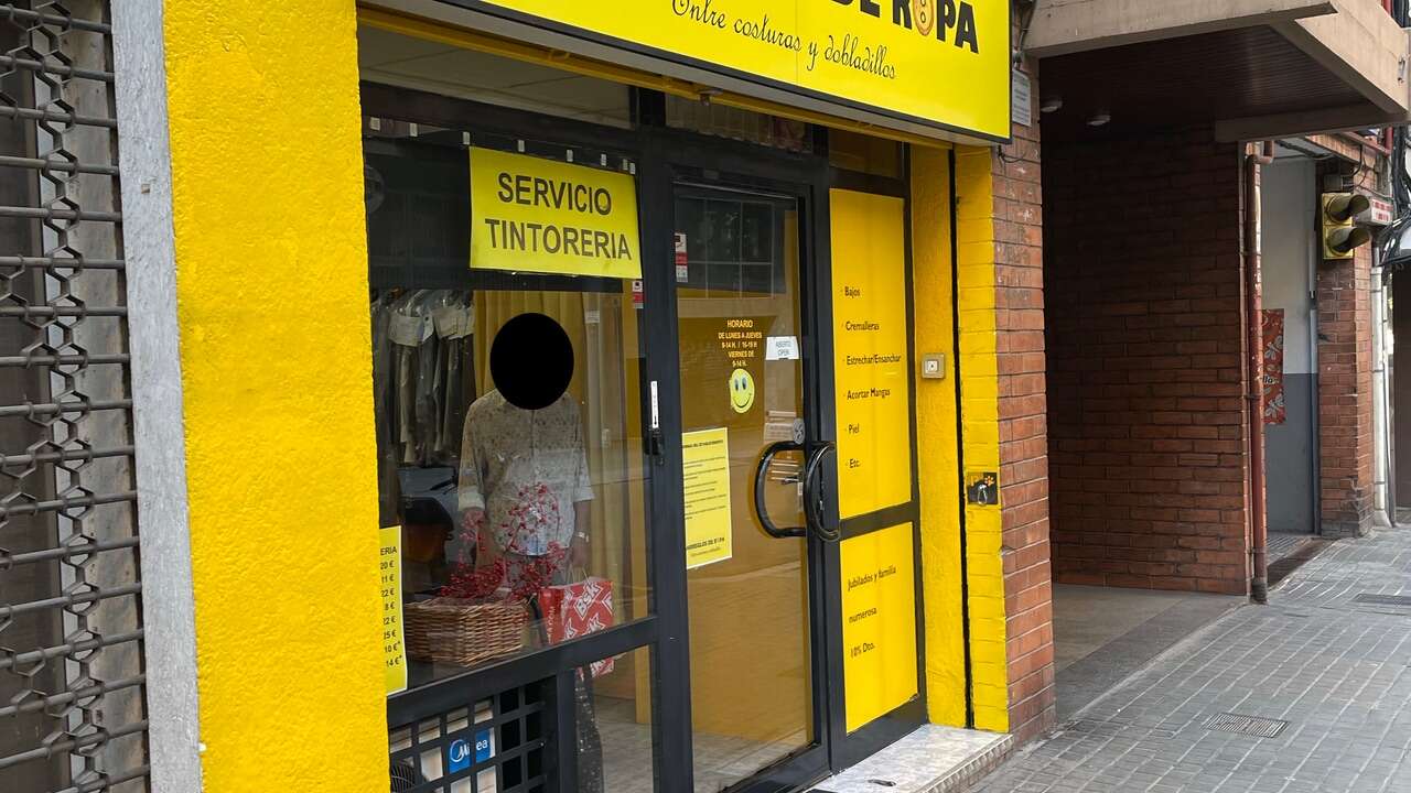 El independentismo radical señala y denuncia un pequeño comercio de Barcelona por tener toda la información en español