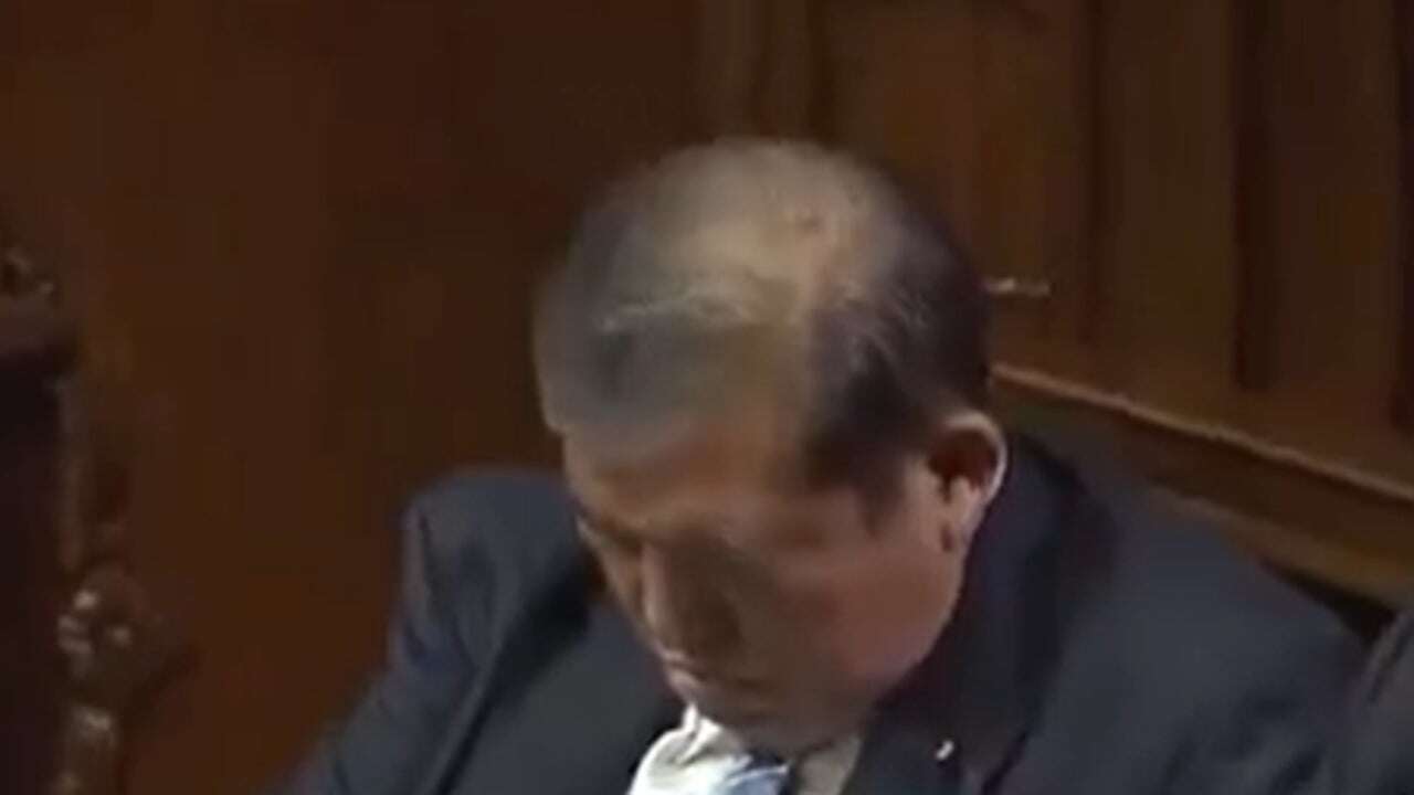 El primer ministro japonés se duerme durante su reelección parlamentaria para su reelección