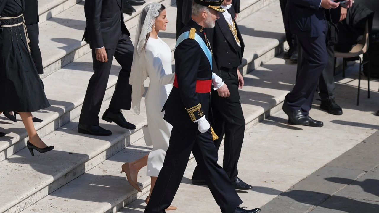 Los Reyes Felipe VI y Letizia, vestida de blanco y con mantilla, encabezan la delegación española en el Vaticano