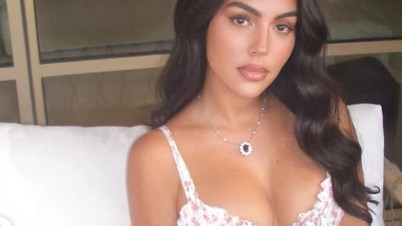 Georgina Rodríguez reaparece tras su compromiso: look total white y un anillo que no es el de Cristiano