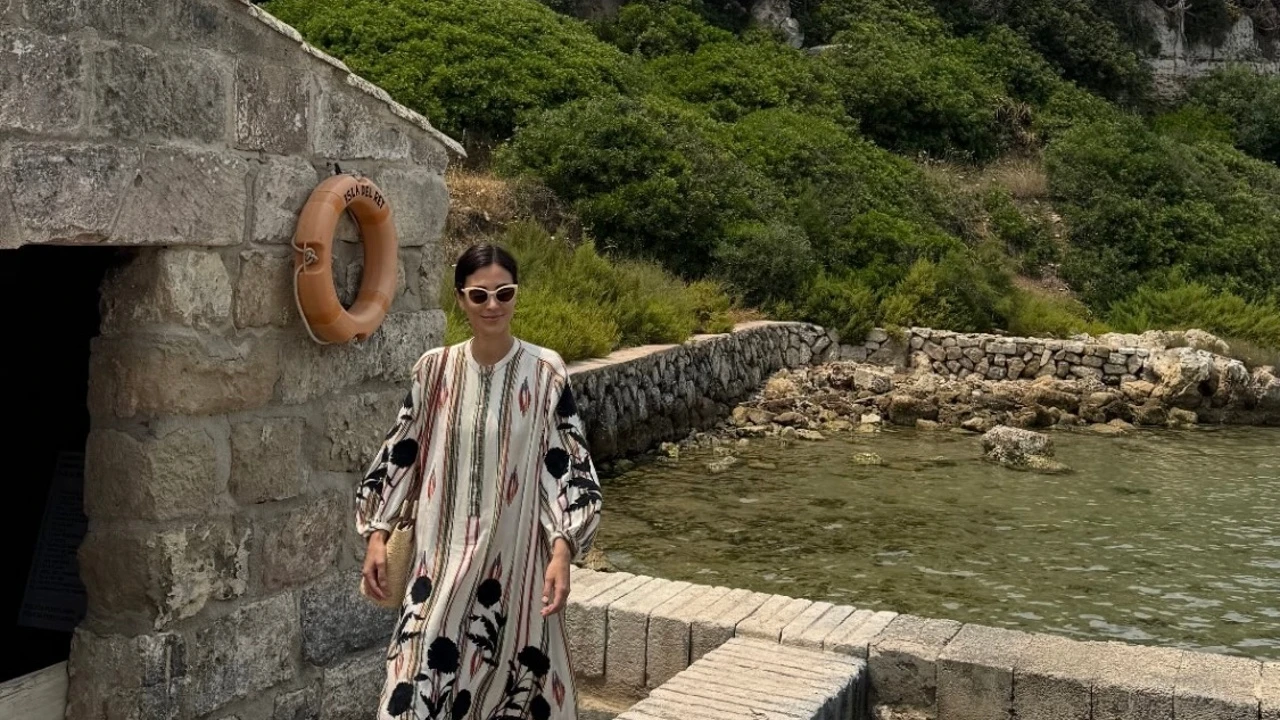 Si Sassa de Osma lleva esta túnica en Menorca, las chicas clásicas ya tienen uniforme de verano
