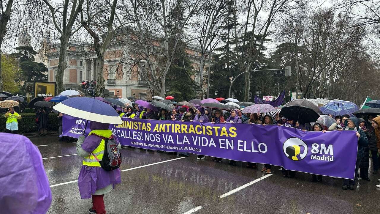 Comienza bajo la lluvia la marcha de la Comisión 8M por el Día de la Mujer, al grito de 