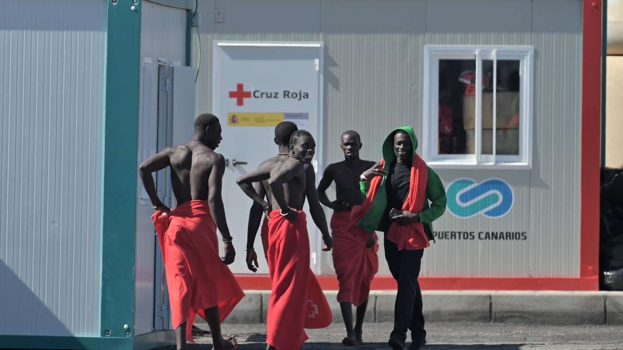 Salvamento Marítimo rescata a cientos de personas en cayucos que intentaban llegar a Canarias