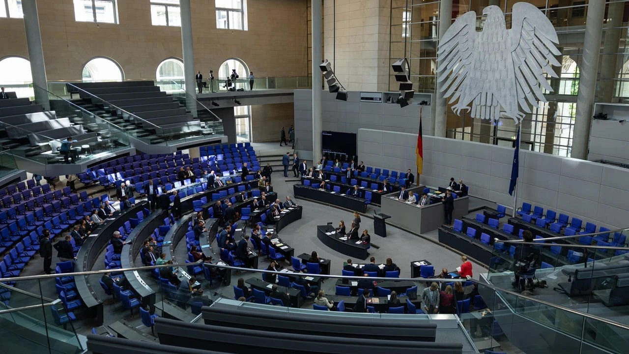 El parlamento alemán aprueba suspender durante dos años la reagrupación familiar para migrantes