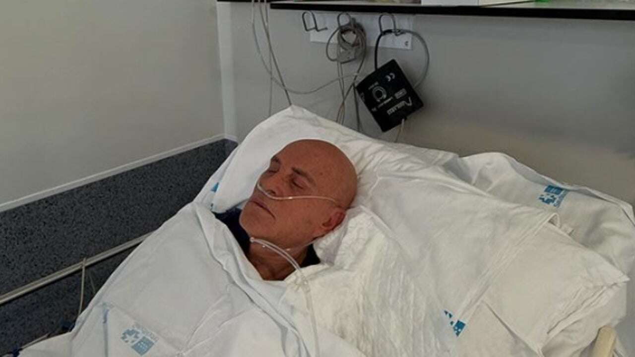 Kiko Matamoros preocupa con una foto desde el hospital: la razón por la que tiene que ser operado