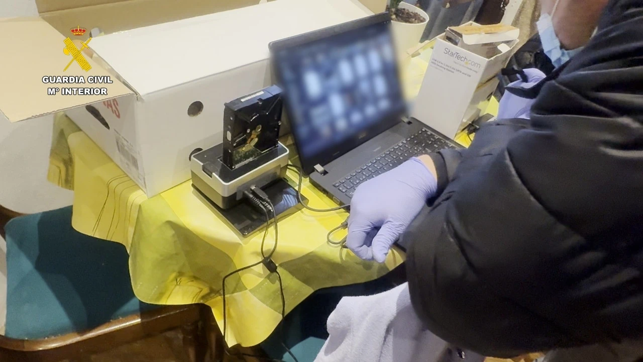 La Guardia Civil detiene en Bilbao a un hombre por corrupción de menores relacionado con porno infantil