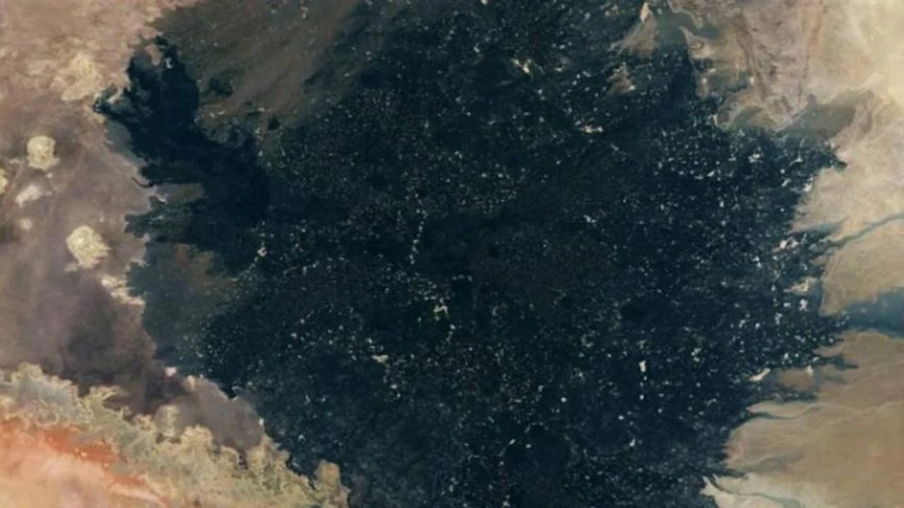 La NASA descubre una enigmática mancha negra en el desierto del Sáhara: podría ser un peligro