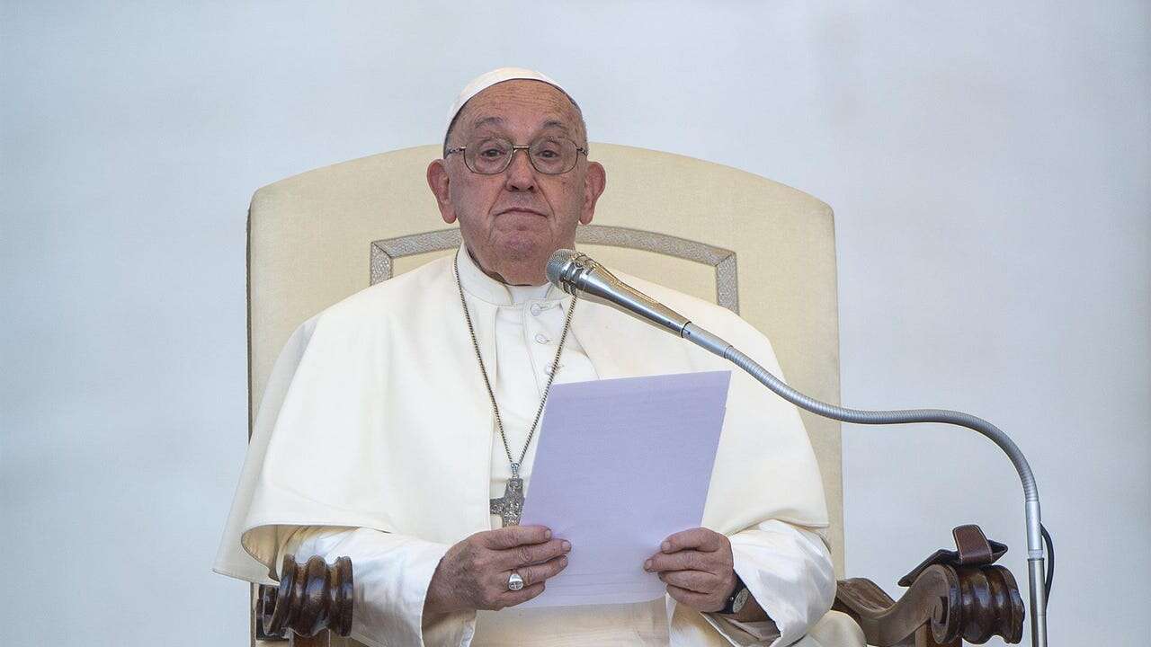 El papa elogia el fomento de energías renovables e insta a producción y consumo 