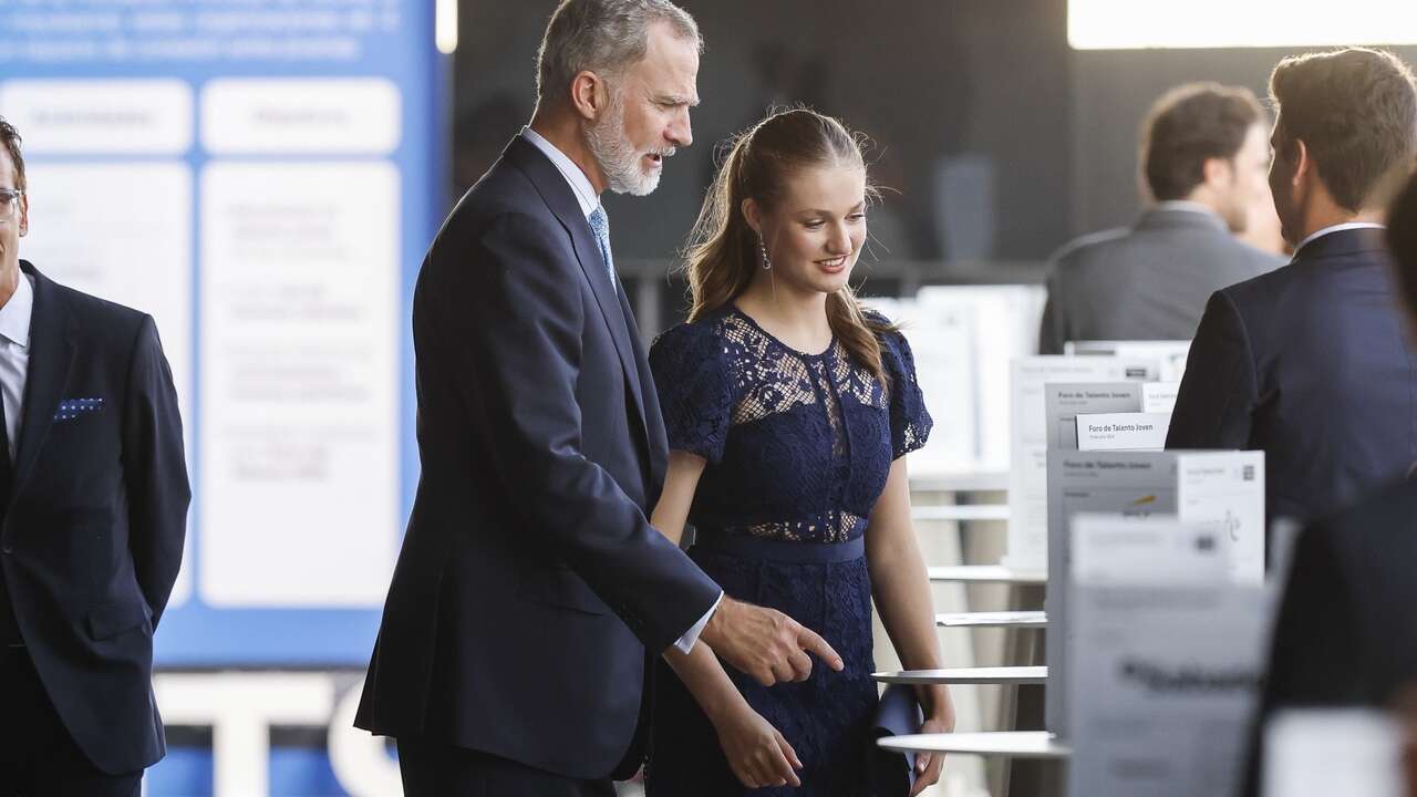 Leonor es la Princesa de Girona con un vestido azul con encaje y transparencias que hemos fichado mega rebajado