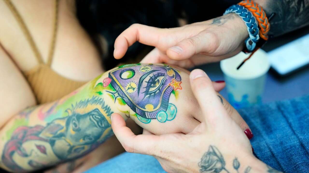 Advertencia de la OCU sobre los tatuajes: no hay tintas de color autorizadas en España