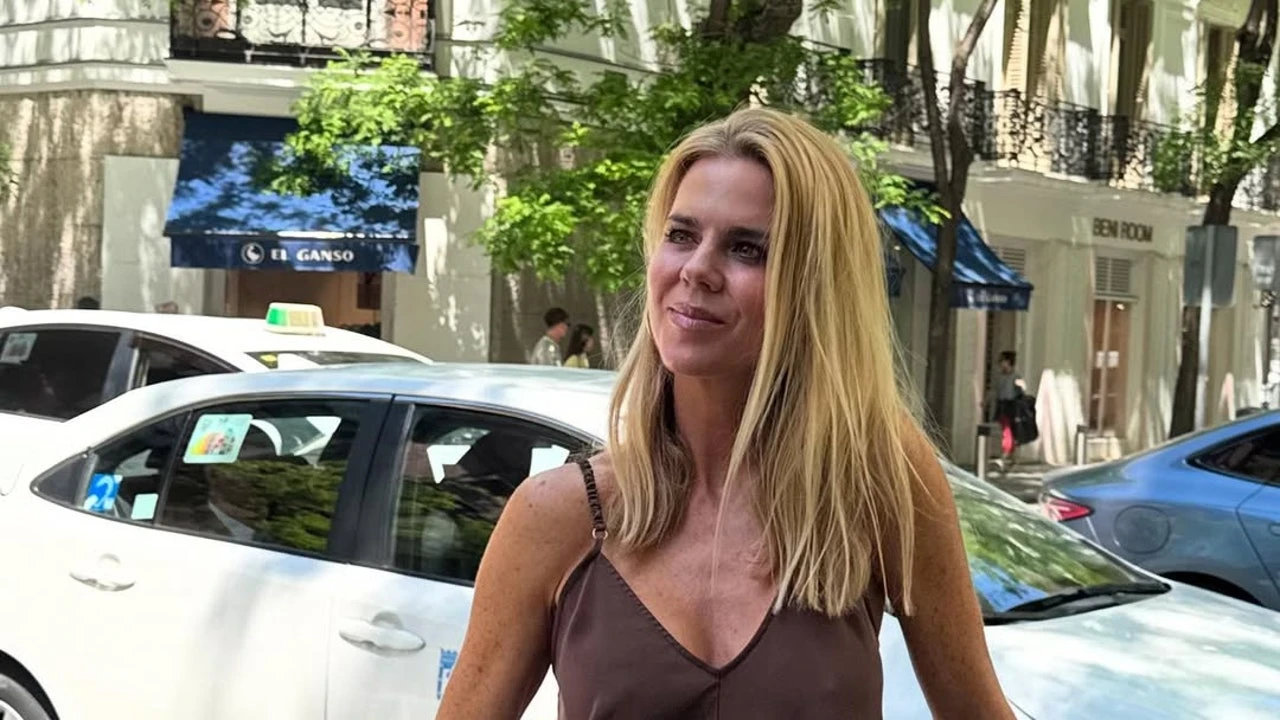 El top negro de punto que Amelia Bono lleva con vaqueros anchos y que también es perfecto para tus looks de festival