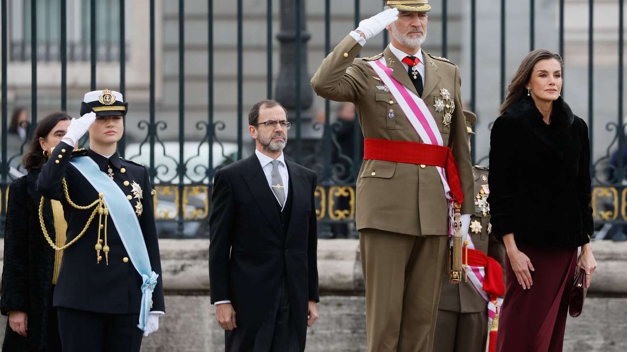 El Rey aplaude la labor de las Fuerzas Armadas frente a la 