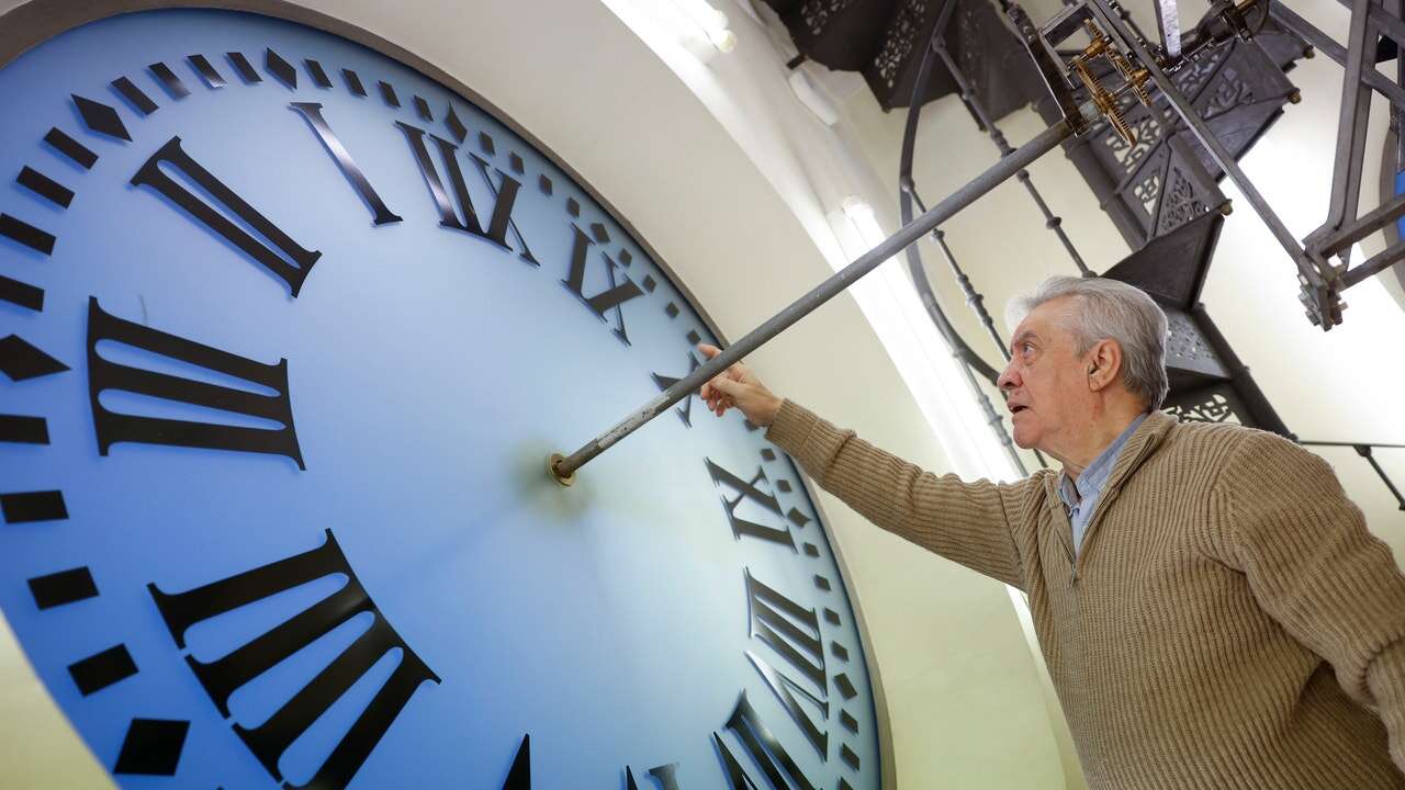 ¿Por qué el reloj de la Puerta del Sol marca las cuatro con IIII y no con IV?