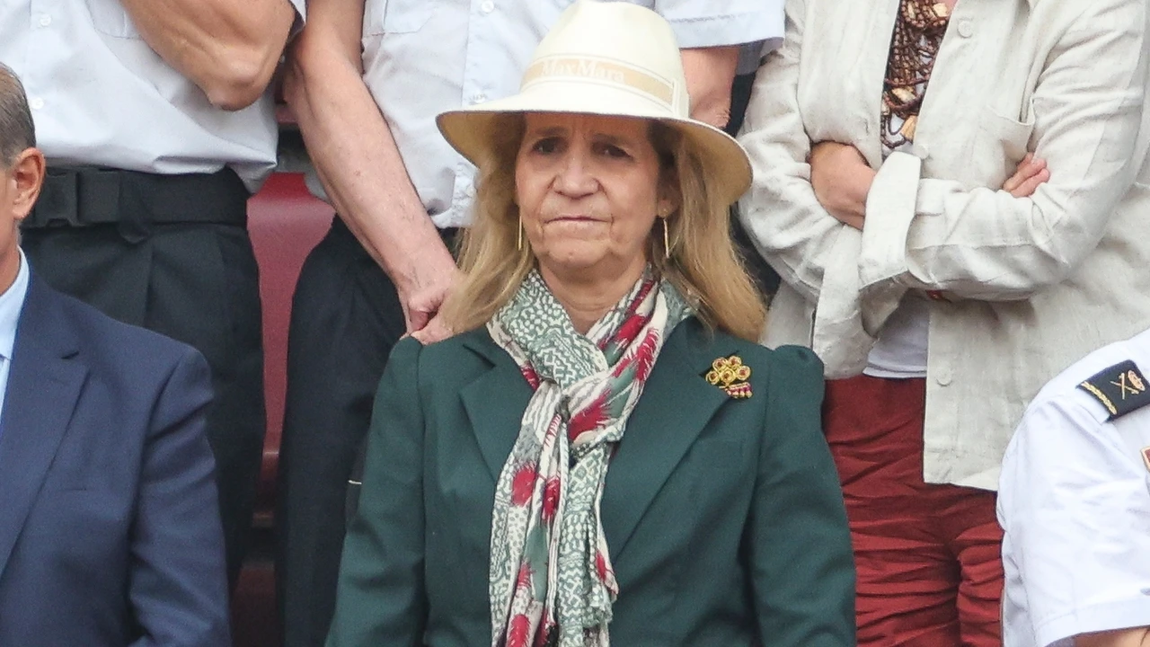La Infanta Elena recurre a la blazer con broche más confiada (sin olvidarse de su sombrero) para una tarde de borrasca en Las Ventas