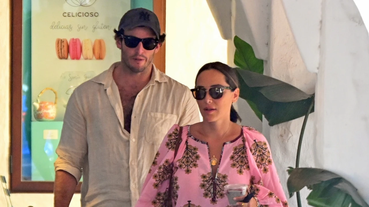 Tamara Falcó lo confirma con un nuevo look relajado en sus vacaciones: los pantalones bombachos se volverán a llevar