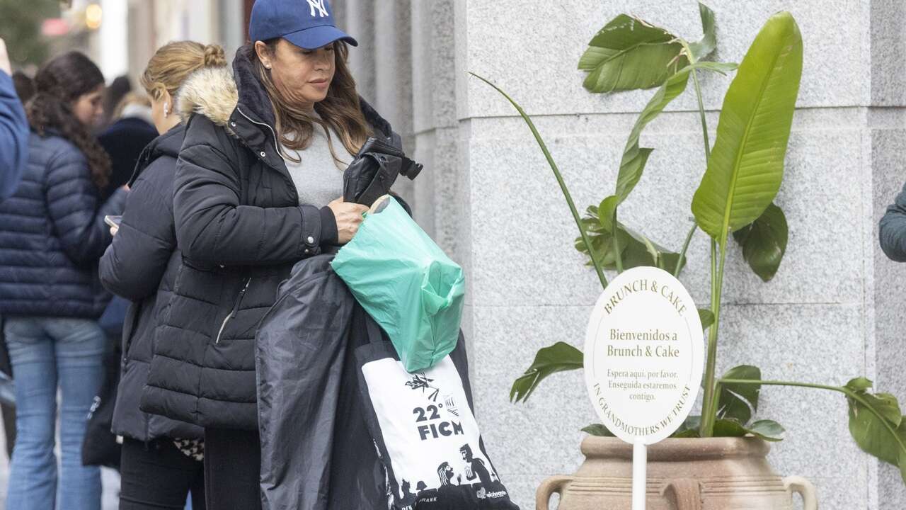 El look más casual de Karla Sofía Gascón para pasar desapercibida por las calles de Madrid