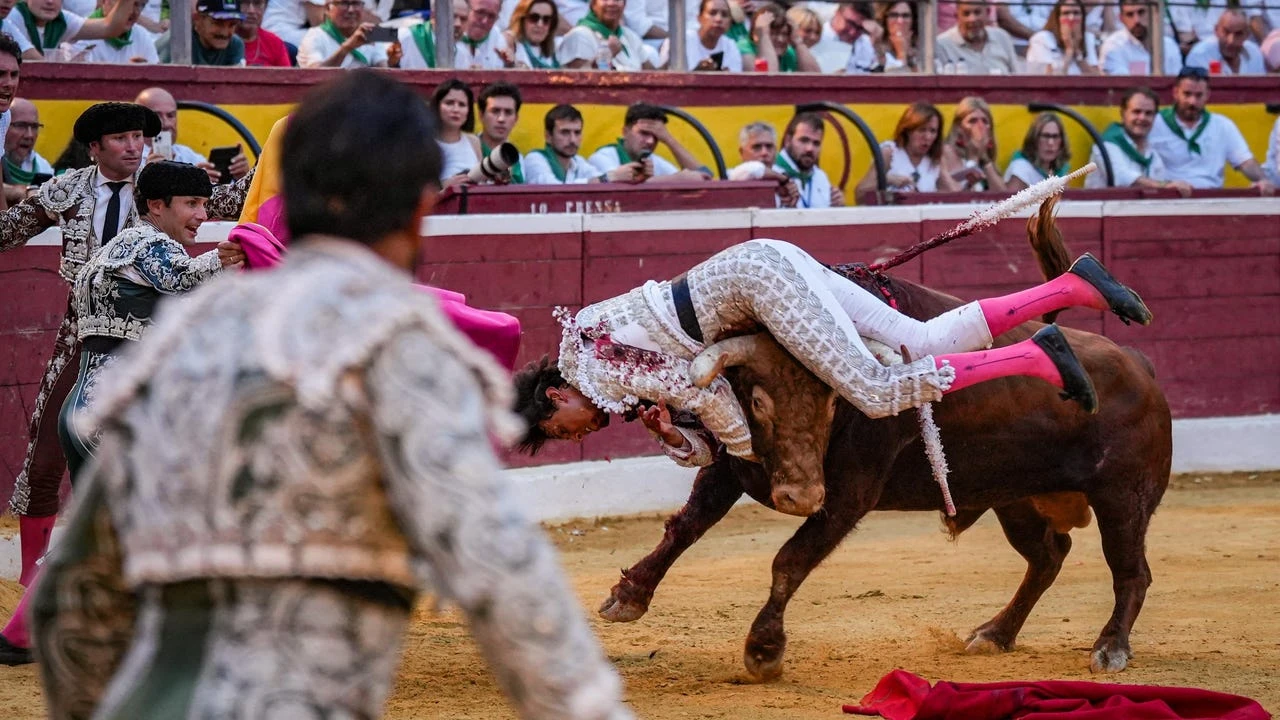 Roca Rey desafía al peligro en Huesca y sufre dos espeluznantes cogidas