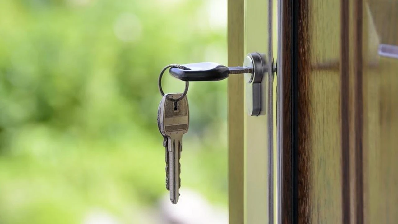 Si te vas de vacaciones, presta atención a tu cerradura: así detectan los ladrones viviendas vacías para entrar a robar en verano