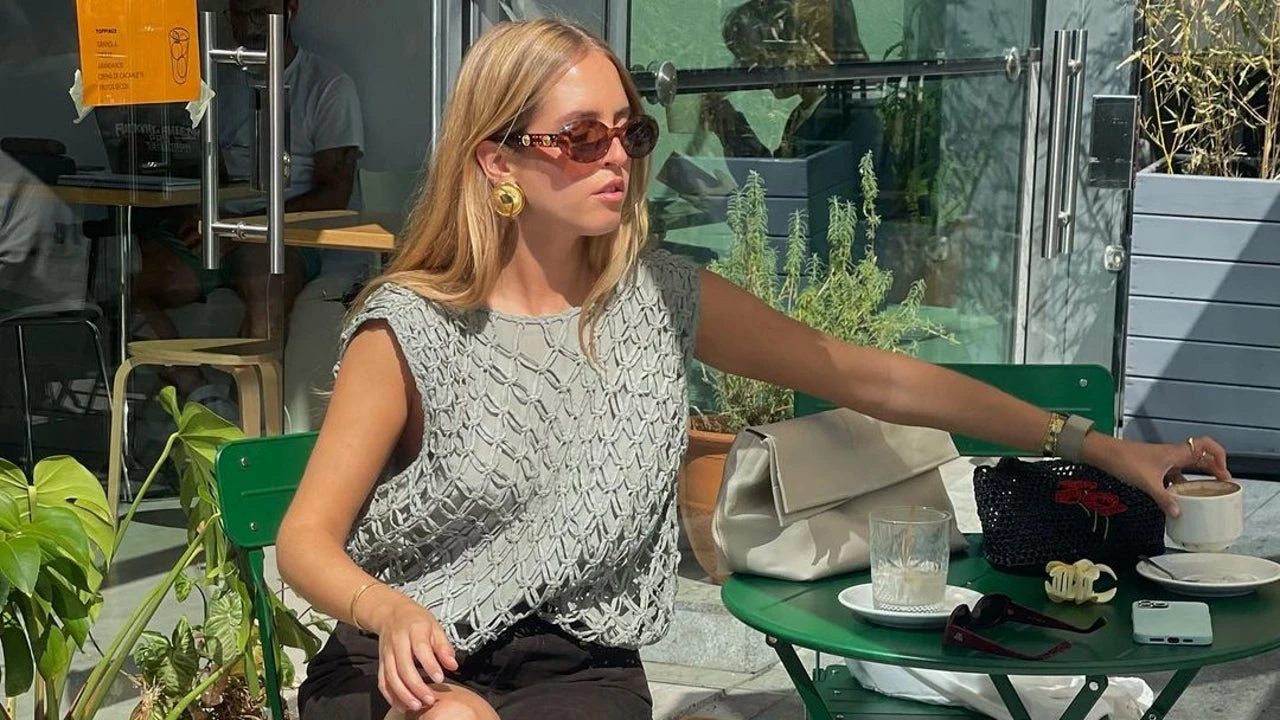 Soy editora de moda y sé que podré pasar todo el verano con estos 8 tops fresquitos, versátiles y económicos de Zara y Mango