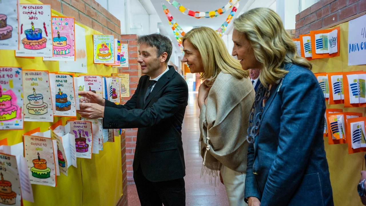 Las Infantas Elena y Cristina visitan un colegio público de San Sebastián de los Reyes con sus prendas de entretiempo más socorridas