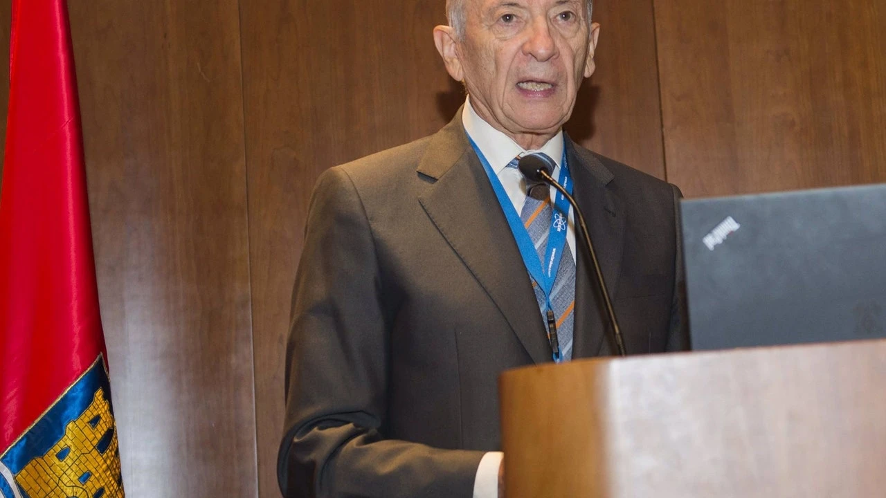 El investigador químico Luis Oro recibe la Medalla Echegaray