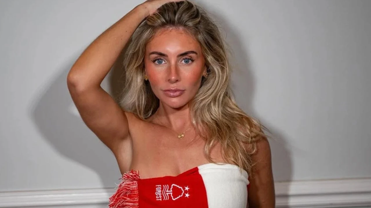 La modelo de onlyfans que se acostó con 1.000 hombres la lía en la Premier: expulsada tras querer grabar sexo en la tribuna