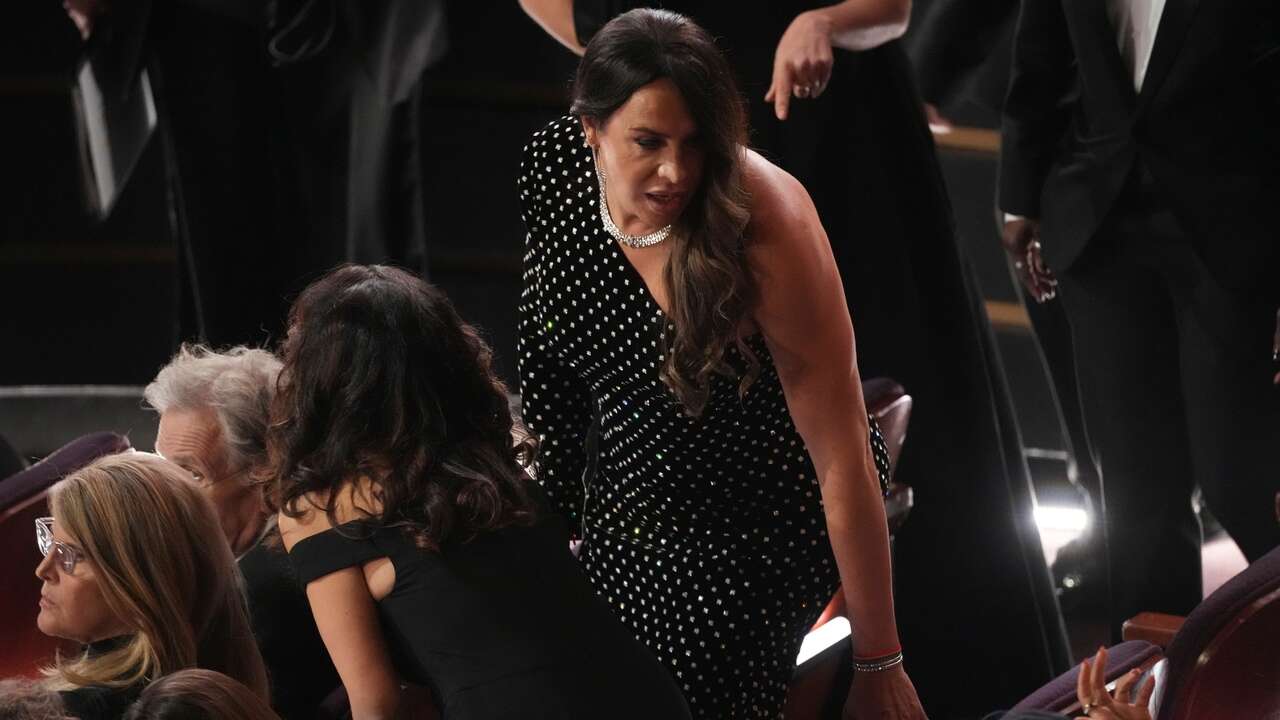 Karla Sofía Gascón fuera de la alfombra roja de los Premios Oscar 2025: vestido asimétrico negro con mucho brillo