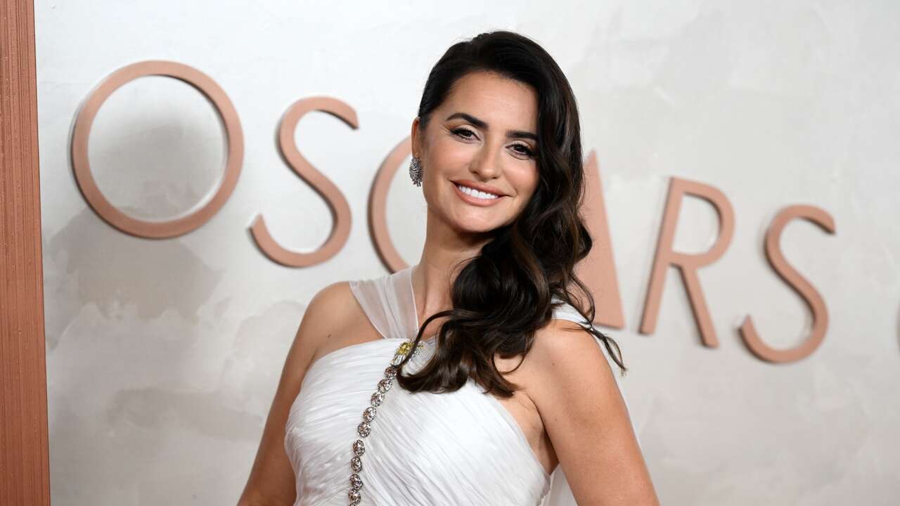 Penélope Cruz llega como toda una diosa griega de Chanel para su papel protagonista en los Oscar 2025