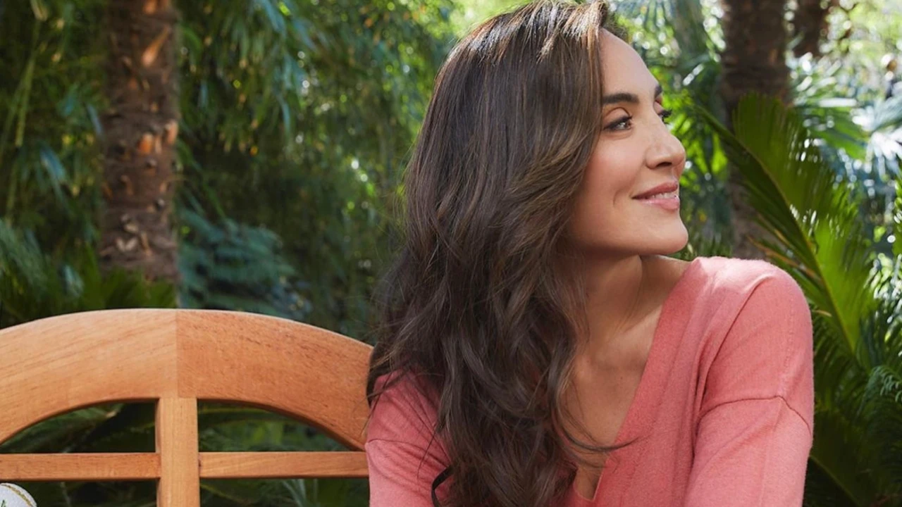 Esta primavera llevaremos el jersey fino de Tamara Falcó en tono Peach Fuzz, el color Pantone 2024