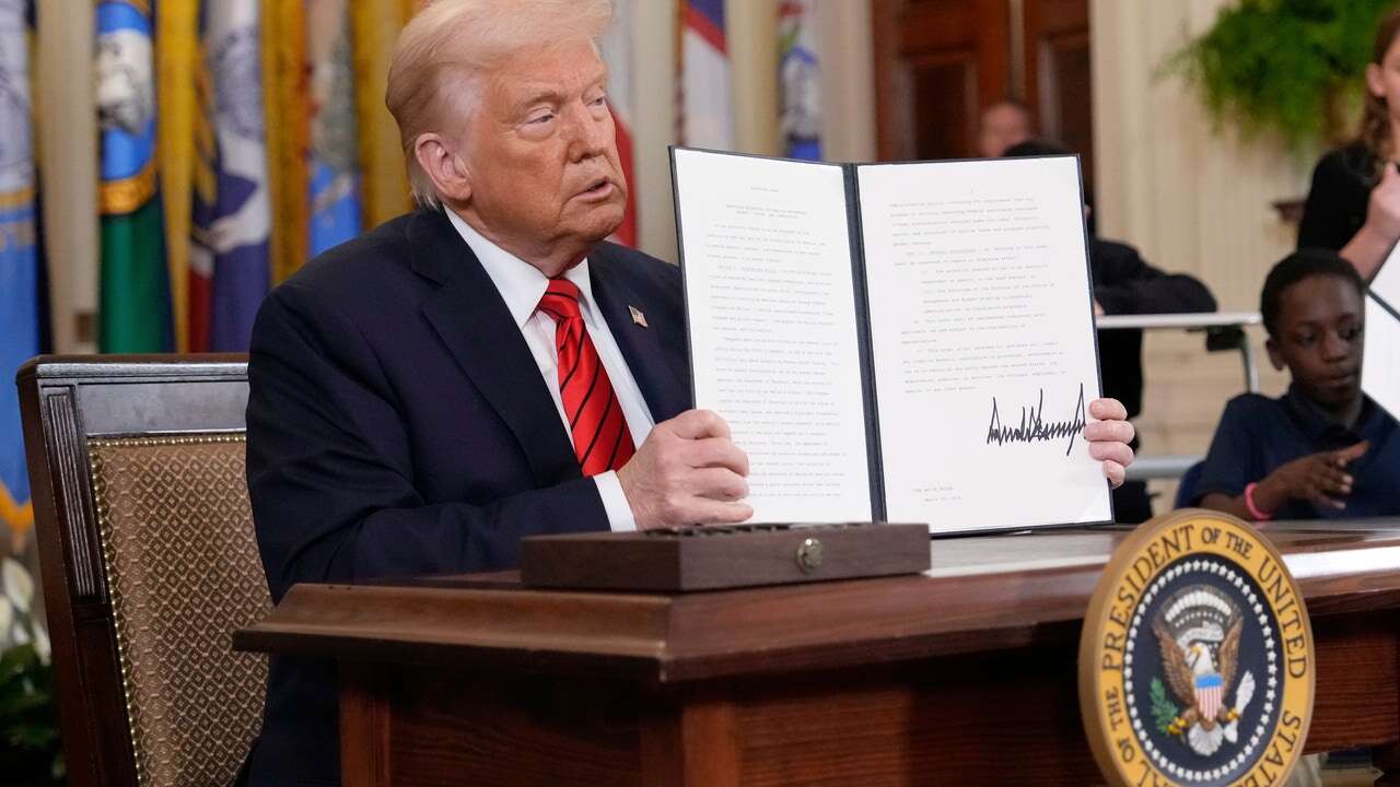 Donald Trump firma una orden para desmantelar el Departamento de Educación