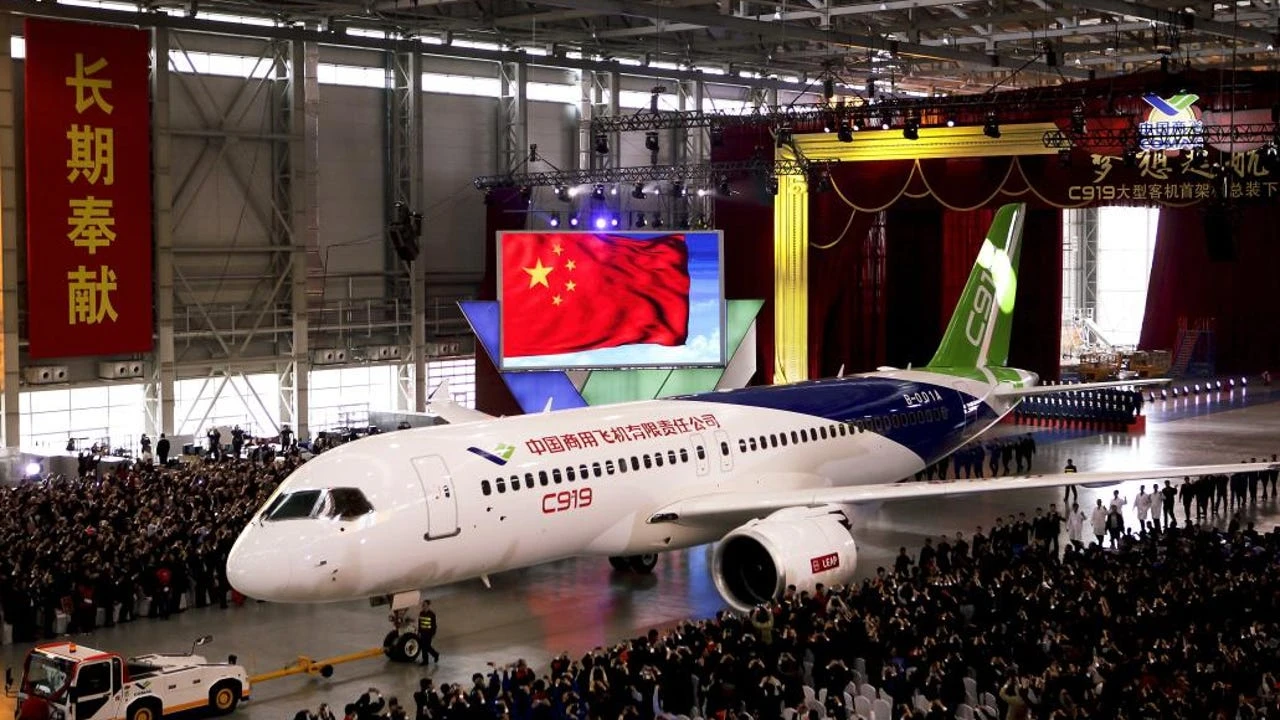 Trump vuelve a dar alas a la china Comac para competir con Airbus y Boeing al permitir a la americana GE que reanude el suministro de motores para el avión C919