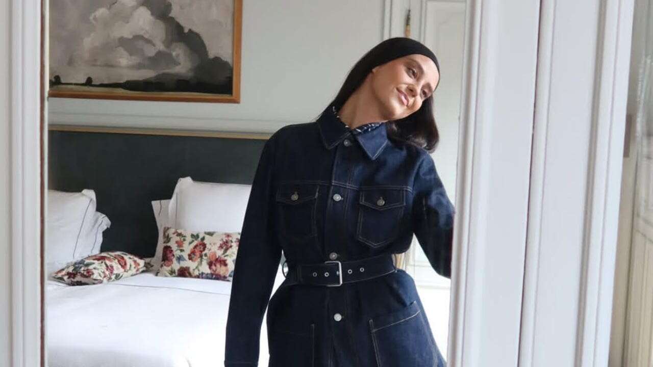 Conjunto vaquero + diadema de tela: el look de Victoria Federica para conquistar París en el desfile de Dior