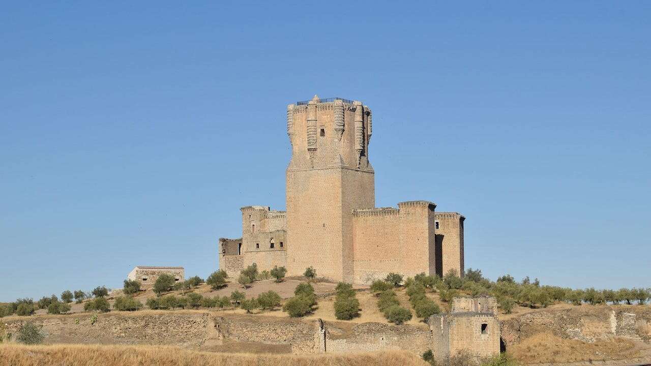 Este castillo medieval andaluz es el más alto de la Península Ibérica: hogar de condes y amurallado por ocho torres