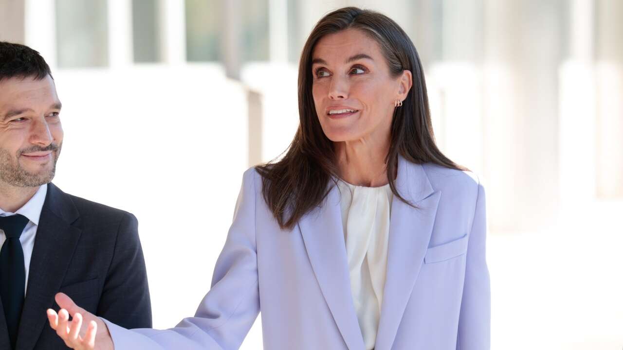 La Reina Letizia vuelve a ponerse al frente de un informativo con traje lila y zapatos de tacón muy sensato