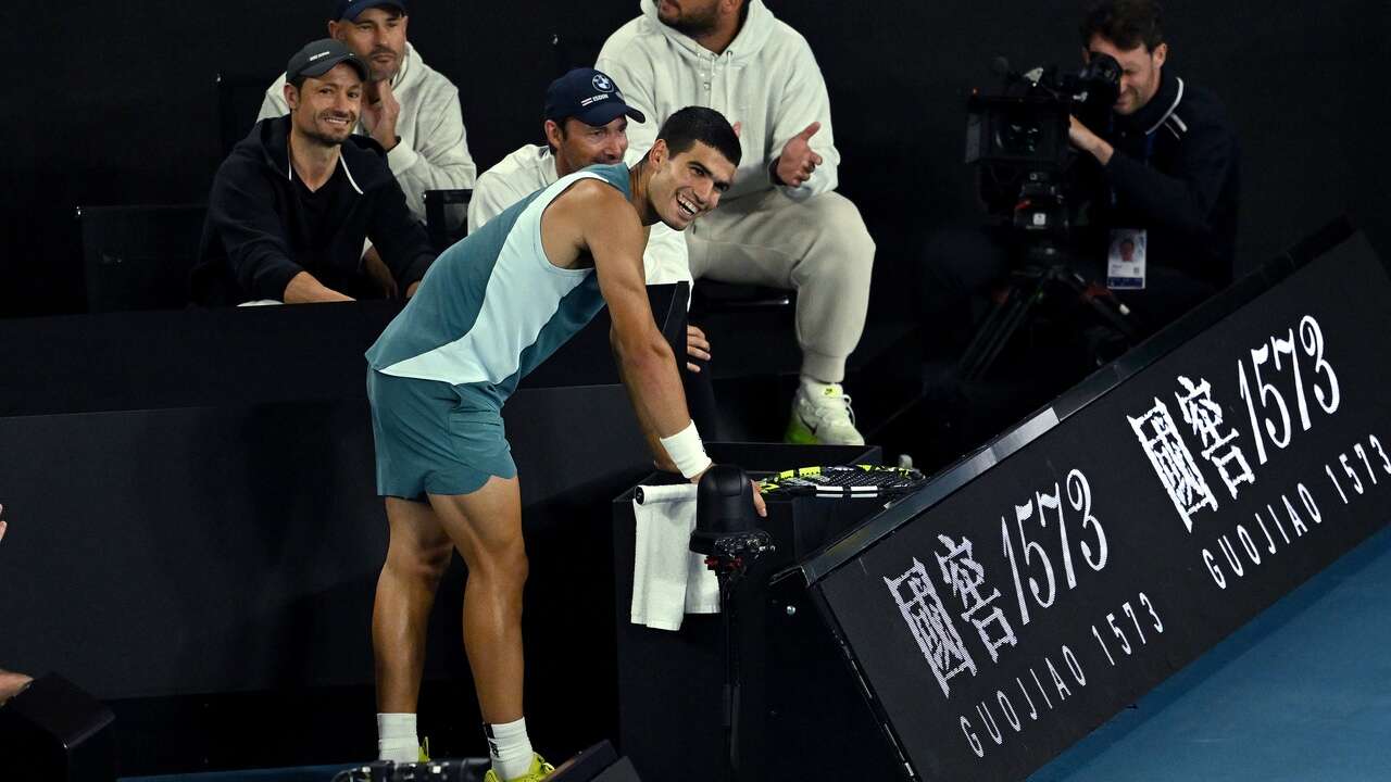 Alcaraz y Djokovic doblados, el público en pie: así ha sido el punto del torneo que han jugado en los cuartos de Australia