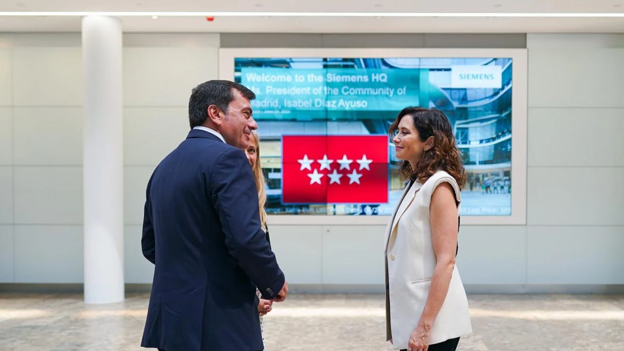 Ayuso se ha ido de viaje a Múnich para dejarnos claro que necesitamos un chaleco blanco 'oversize' para ir a la oficina en julio