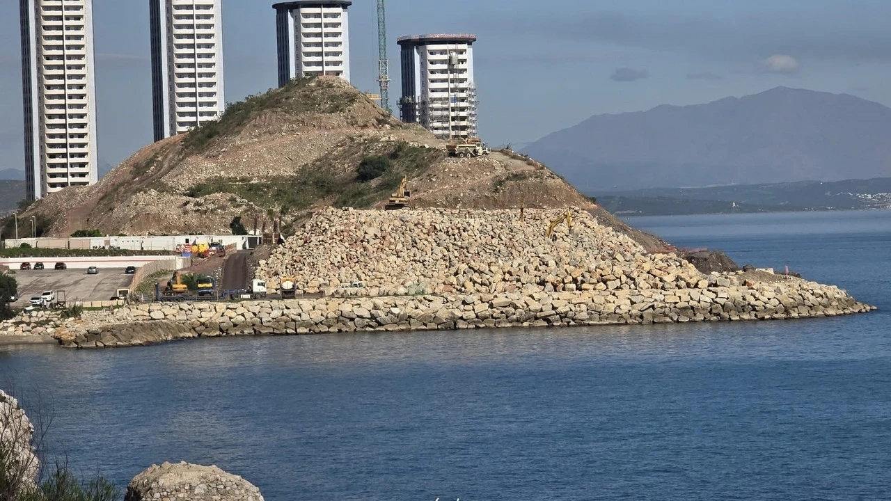 Gibraltar le roba al mar español 10 hectáreas en 25 años y 