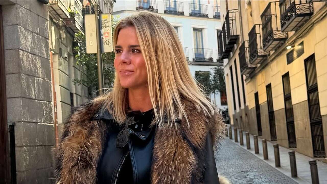 Amelia Bono se ha comprado en Zara el jersey oversize con plumas más elegante de diciembre