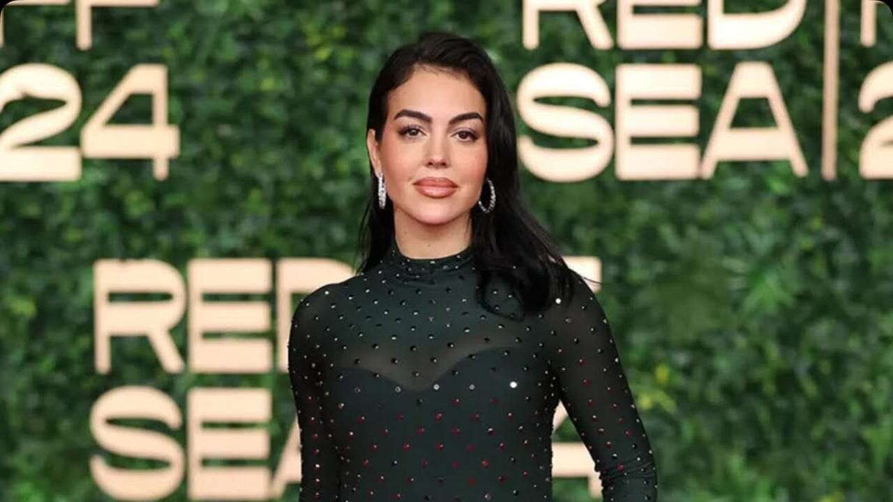 Georgina Rodríguez reina en Arabia Saudí con el vestido de brillos (y efecto tipazo) de 2.900 euros