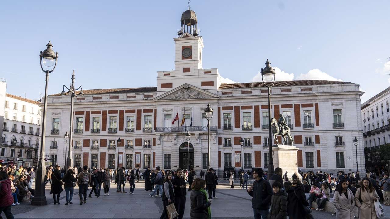 El TC estudia el recurso de Ayuso por la placa en Sol como Lugar de Memoria