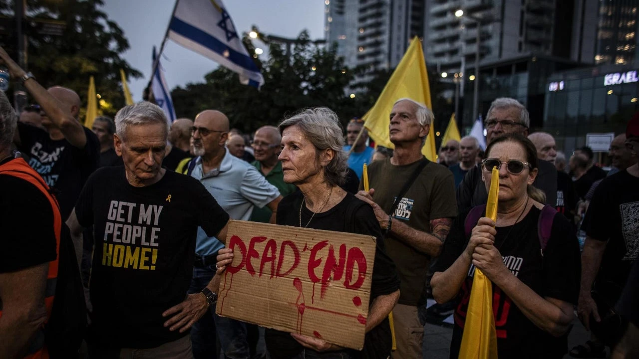 Familias de rehenes israelís bloquean varias carreteras del país antes de acampar junto a Gaza como protesta