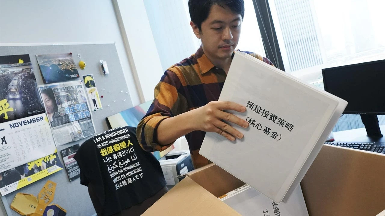 Un político hongkonés que se enfrentaba a una orden de detención en China consigue asilo político en Australia y pide ayuda: 