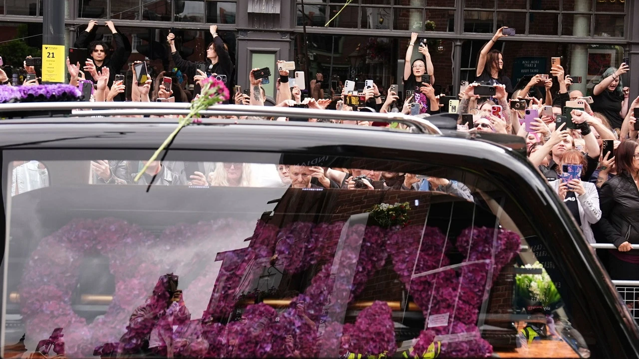 Así fue el funeral de Ozzy Osbourne: una emotiva y multitudinaria procesión con su familia y miles de fans