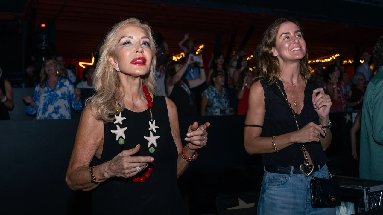 Carmen Lomana deslumbra en el concierto de Miguel Bosé en Marbella con un look veraniego que grita glamur eterno